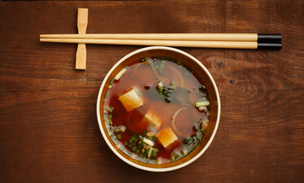 Сидеть на бобах: история и быстрый рецепт традиционного японского супа мисо
