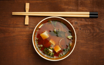 Сидеть на бобах: история и быстрый рецепт традиционного японского супа мисо