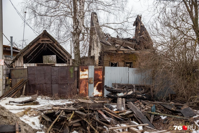 А еще стоят остатки сгоревших домов | Источник: Кирилл Поверинов / 76.RU