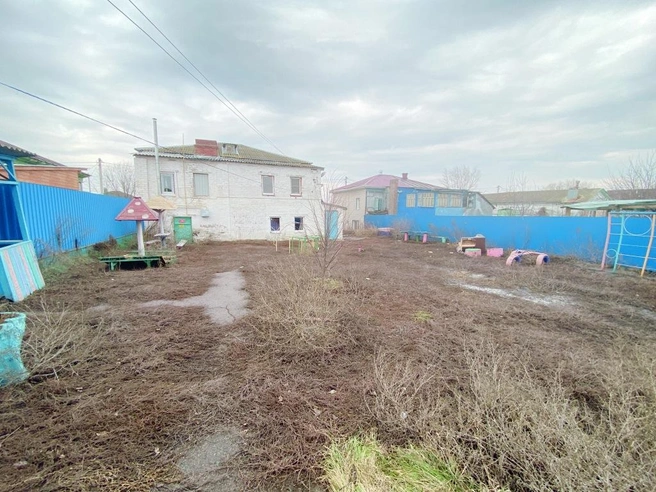 Во дворе здания еще сохранилось оборудование на детских площадках | Источник: Torgi.gov.ru