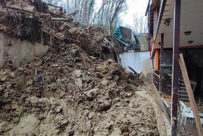 Оползень в Адлере вышел из-под контроля