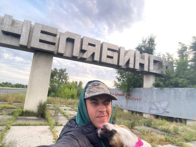 В Челябинск велотурист приехал ранним утром и не смог устоять перед селфи на фоне стелы | Источник: «Зеленый друг» / t.me