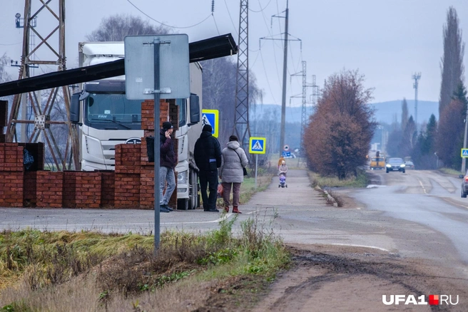 Стоят на остановке в ожидании транспорта | Источник: Булат Салихов / UFA1.RU