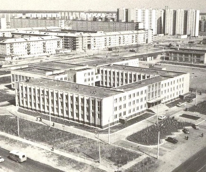 Здание Нижневартовского нефтяного техникума, 1994 год | Источник: Администрация Нижневартовска / «Типичный краб Нижневартовск» / T.me