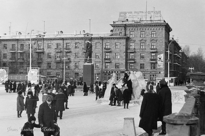 Главные торжества долгое время проводили в центре города, на площади Маяковского | Источник: Владислав Бебко / pastvu.com