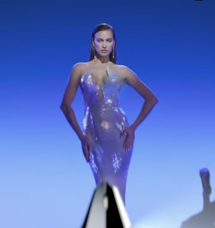 Ангел 2022: Ирина Шейк в самом обсуждаемом платье девяностых