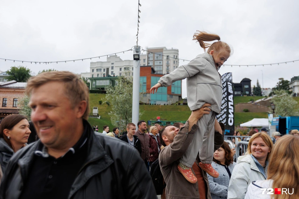 Этот папа помог дочке почувствовать себя звездой чирлидинга | Источник: Ирина Шарова / 72.RU