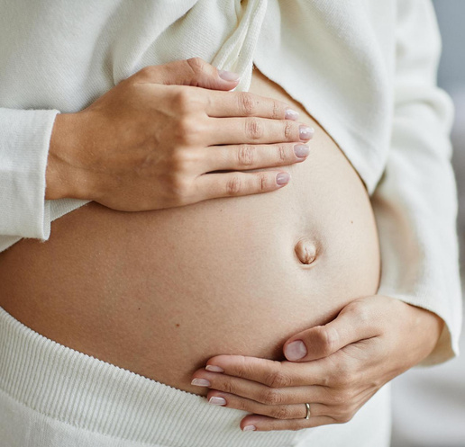 Почему болит пупок во время беременности, и как устранить боль