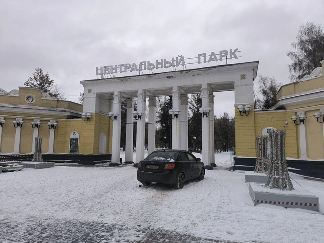 Наверное, если бы не колонны, то водитель подъехал бы еще ближе | Источник: Читатель Андрей