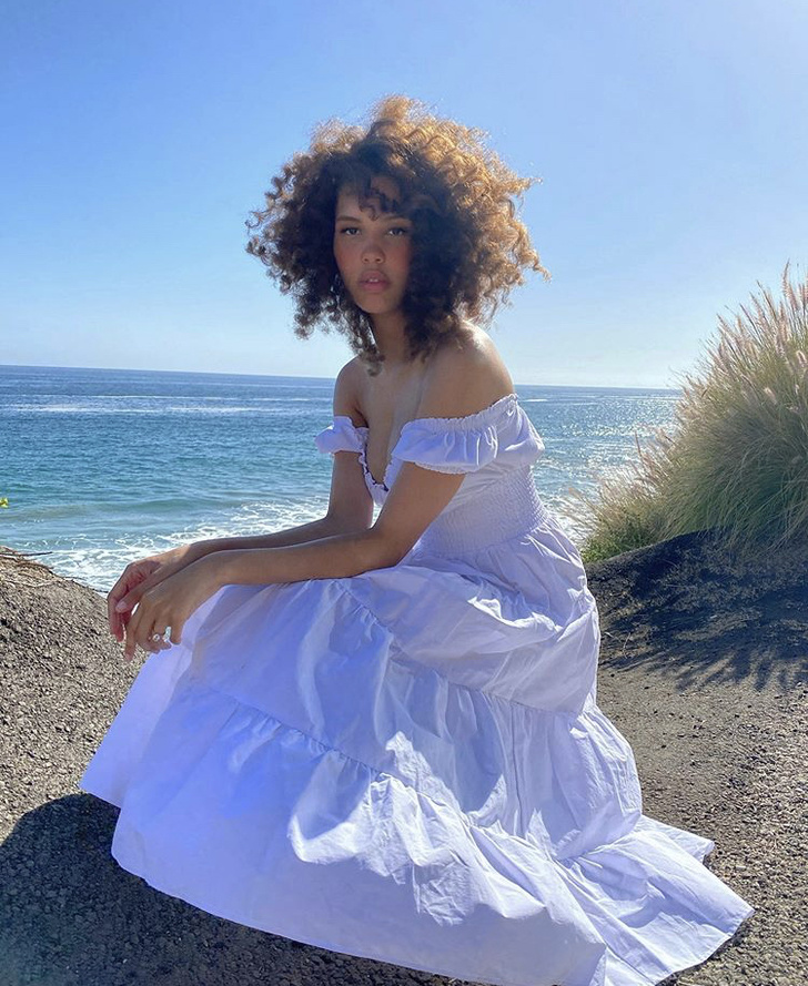 Белоснежное платье из хлопка со спущенными плечами: модель Нара Пеллман нашла идеальный наряд на лето