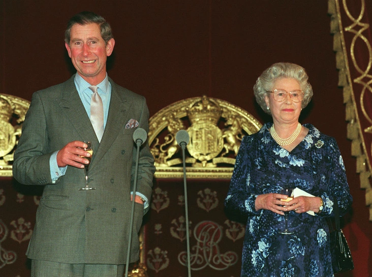 Чарльз и Елизавета II на праздновании 50-летия принца в Букингемском дворце, 1998