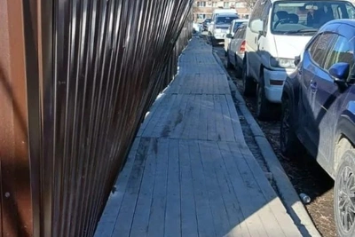 Опасное ограждение у строящегося ЖК в Южно-Сахалинске