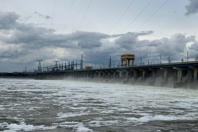 Видео сброса воды через плотину Волжской ГЭС в Волгограде