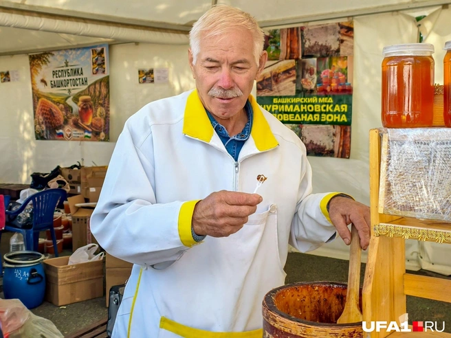 Местные фермеры дают на пробу свою продукцию | Источник: Булат Салихов / UFA1.RU
