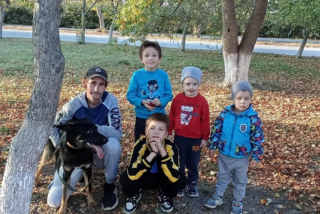 Дмитрий с сыновьями. Старший сын Артем девять лет жил в приюте | Источник: Алена Тарабаева