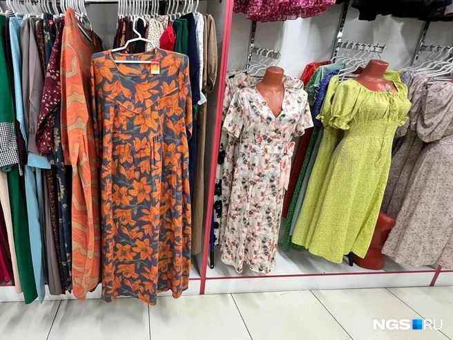 Зимних и нарядных платьев в магазине немного. Такое ощущение, что летних товаров тут представлено больше | Источник: Настасья Медведева / NGS.RU