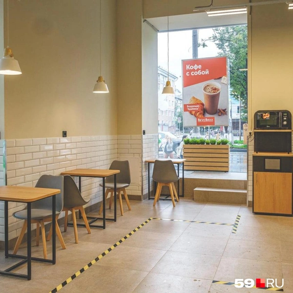 А еще готовую еду можно съесть прямо внутри магазина | Источник: Тимофей Калмаков / 59.RU