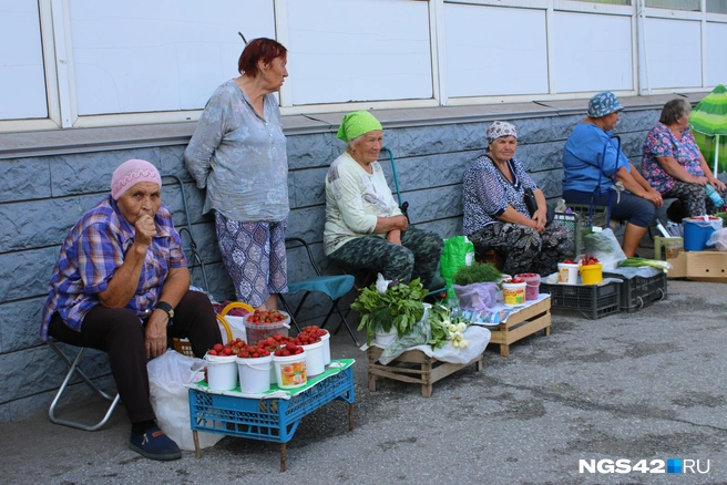Рядом с продуктовым возникли стихийные торговые ряды. И они пользуются популярностью | Источник: Игорь Епифанцев / NGS42.RU