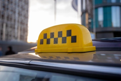 Таксист оставил женщину на трассе в мороз после жалобы