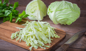 Гастроэнтеролог Самсонова объяснила, кому нельзя есть салат из свежей капусты