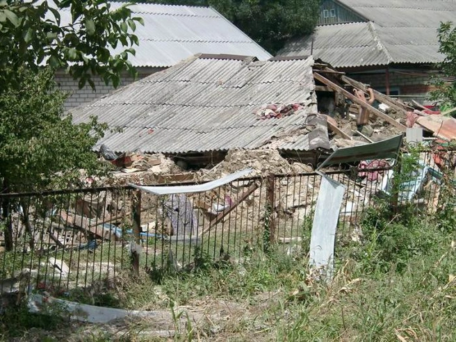 Дом рухнул. От него осталась только крыша | Источник: Gorod-novoross.ru