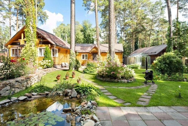 Помимо дома, на территории есть гостевой дом. Там также разместили беседку и банный комплекс. | Источник: агентство недвижимости «Жилфонд»/n1