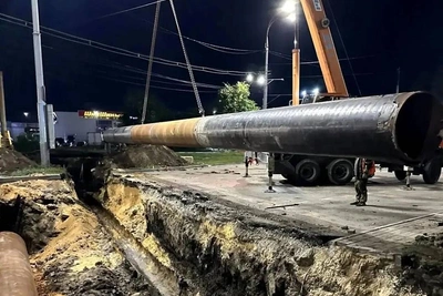 В коллектор у памятника Танкистам установили 25-метровую трубу