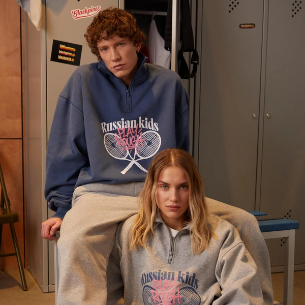 Свитшоты&nbsp;— 7500 рублей, классная идея парного лука | Источник: blackpires_bp /Instagram* (деятельность соцсети запрещена на территории РФ)