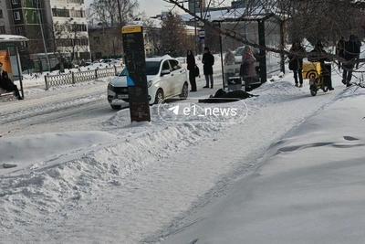 На ВИЗе у трамвайных путей нашли тело мужчины