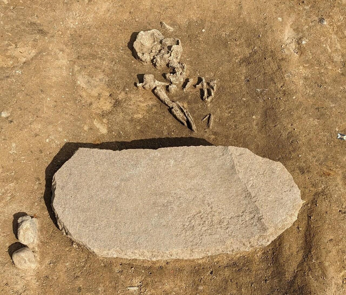 4200 лет назад покойника придавили огромным камнем: зачем соплеменники это сделали?