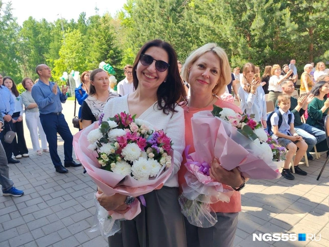 Счастливые классные руководители с цветами | Источник: Екатерина Шрайнер / NGS55.RU
