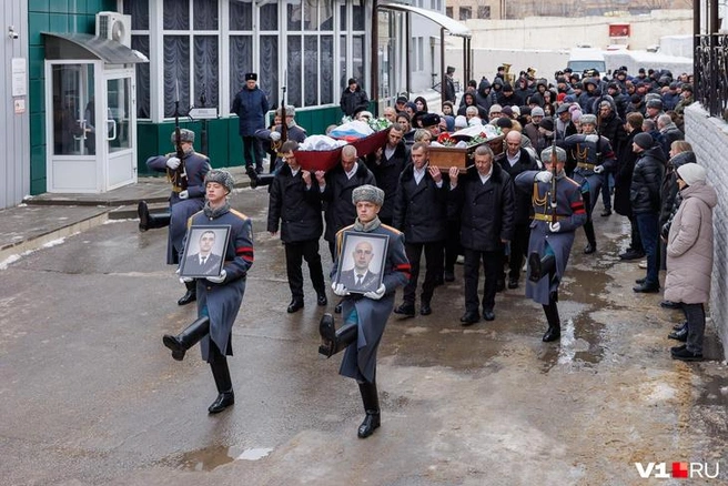 На прощание с погибшими пришло огромное количество людей | Источник: Алексей Волхонский / V1.RU