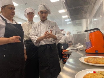 Студенты описывают блюдо | Источник: Виктория Федорова / 164.RU