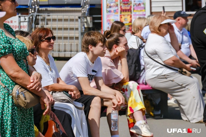 Погода была хорошая, можно себе позволить посмотреть на концерт | Источник: Булат Салихов / UFA1.RU