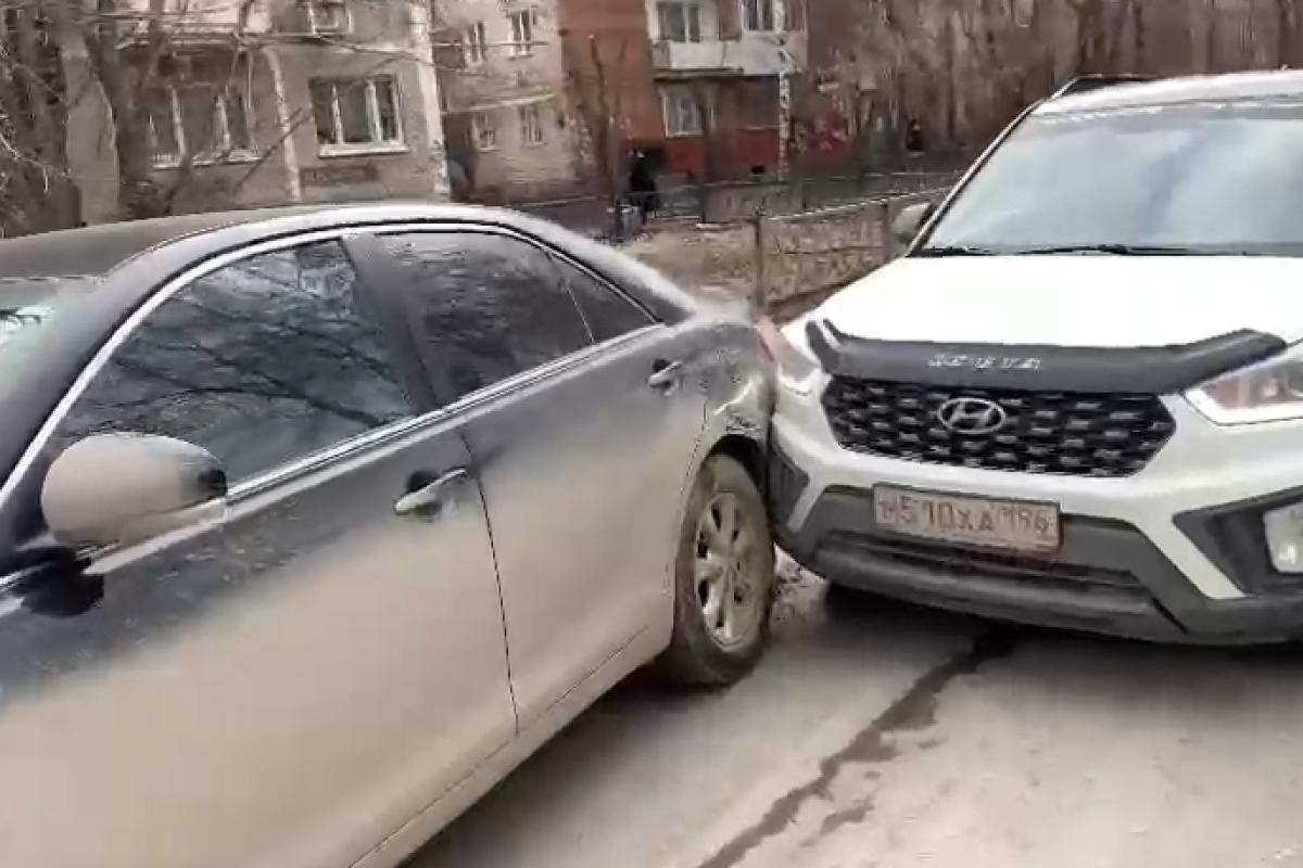 В Екатеринбурге водитель белого кроссовера врезался в легковушку и уехал с  места ДТП: видео - 11 апреля 2024 - Е1.ру