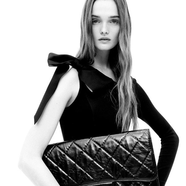 Девушка с жемчужным сапогом: кампейн Chanel, осень-зима 2025 | marieclaire.kz