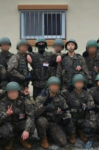 Макнэ BTS в порядке: в Сети появились новые кадры Чимина и Чонгука из армии