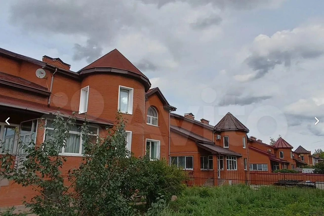 Небольшой замок с лифтом и зимним садом. В Иркутске продают просторный коттедж за 70 миллионов рублей: смотрим фото | Источник: скриншот с сайта «Авито»