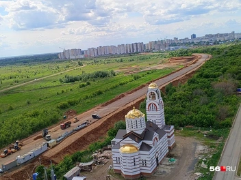 Вид с 17 этажа. Строительство дороги/дублера Чкалова и та самая лесополоса за храмом | Источник: Владислав Митрошин / 56.RU