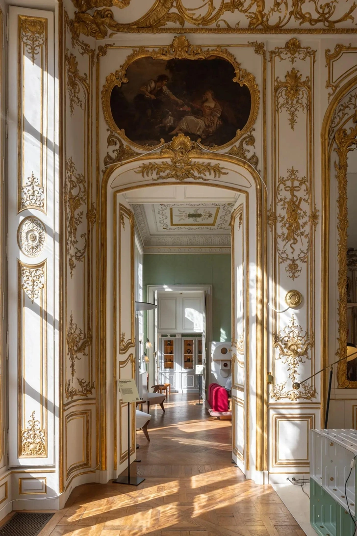 Знаменитый отель «Hôtel de Maisons», на первом этаже которого когда-то жил Карл Лагерфельд, в этом году стал местом проведения Design Miami Paris | Источник: Иван Ерофеев