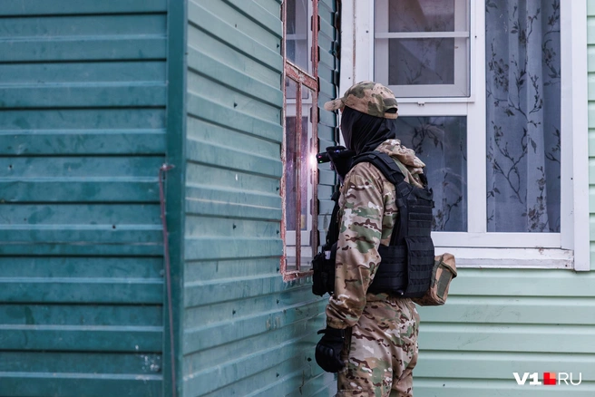 Попасть в дом к зачинщикам конфликта не удалось — внутри никого не оказалось | Источник: Алексей Волхонский / V1.RU