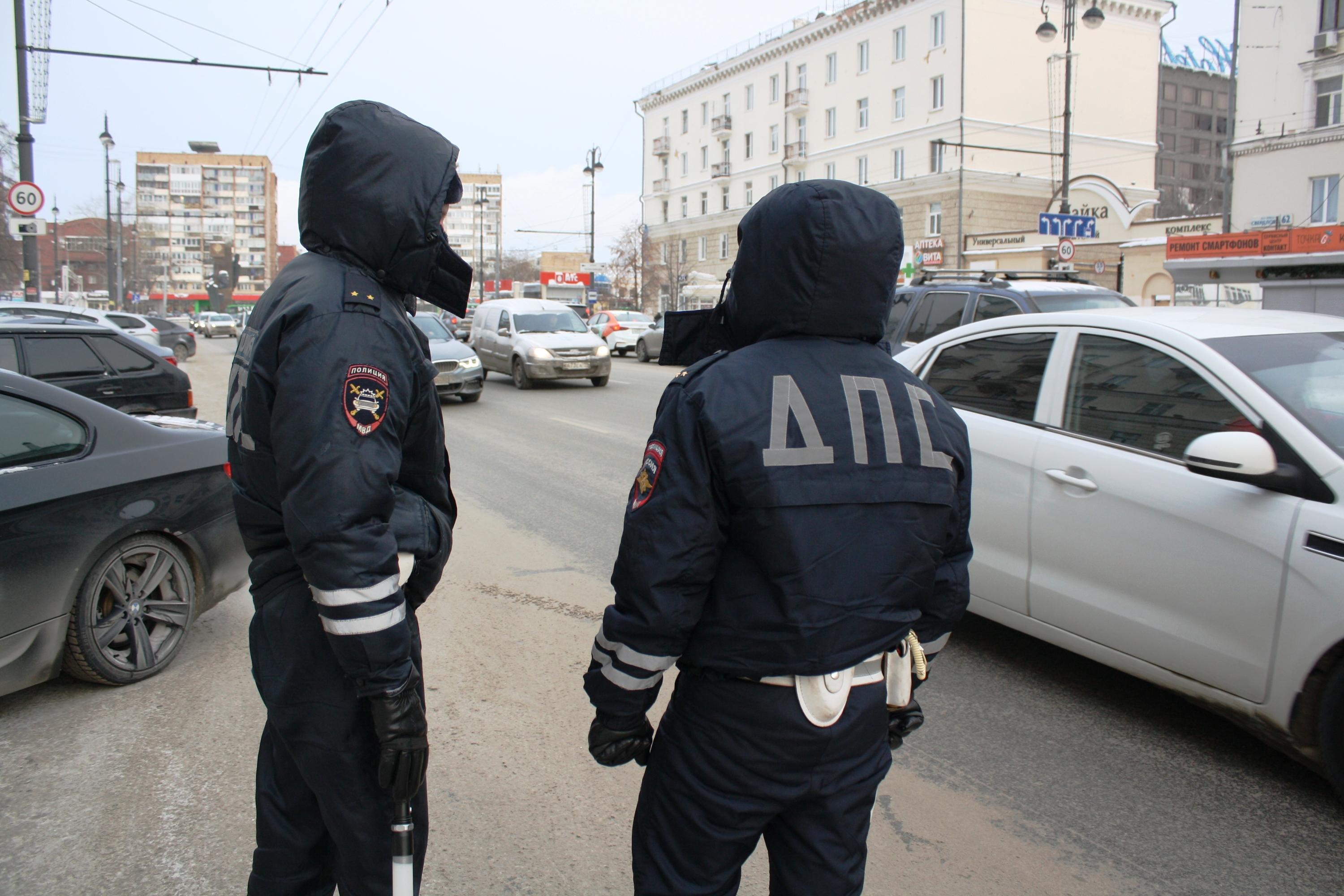 В Екатеринбурге полицейский покатался на чужой машине, его поймали - 12  сентября 2023 - Е1.ру