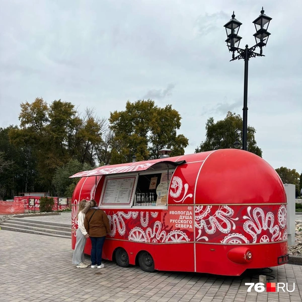 Фудтрак оформлен в фирменном цвете и украшен вологодским кружевом | Источник: Ксения Ткаченко / 76.RU