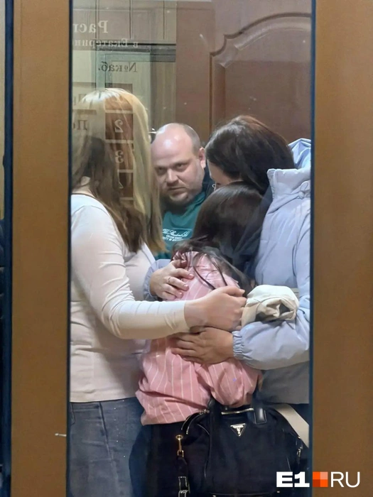 Пострадавшие по уголовному делу поддерживают друг друга | Источник: Дарья Манохина / E1.RU