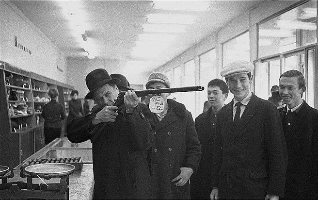 —&nbsp;Товарищи, вам сколько ружей взвесить? | Источник: фотофонд Самарского областного государственного архива социально-политической истории