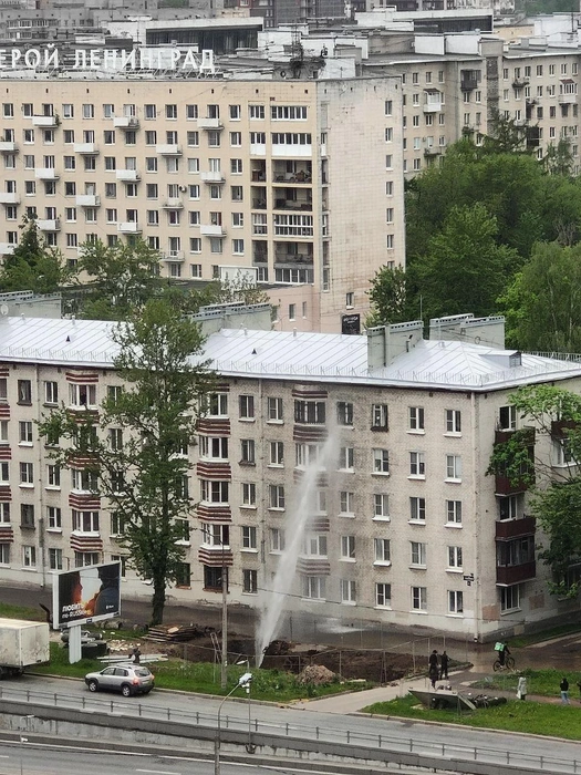 На улице Орджоникидзе вырвавшийся из-под земли фонтан ударил в окна пятого этажа | Источник: Мегаполис | ДТП и ЧП | Санкт-Петербург | Питер💡