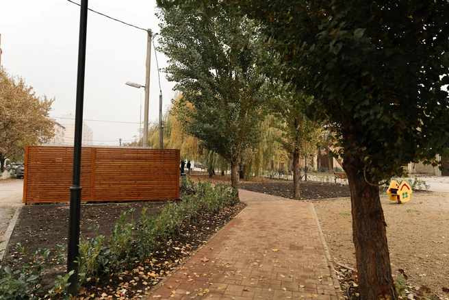 Существующий бульвар сильно отличается от рендеров количеством озеленения | Источник: Дарья Паращенко / 93.RU