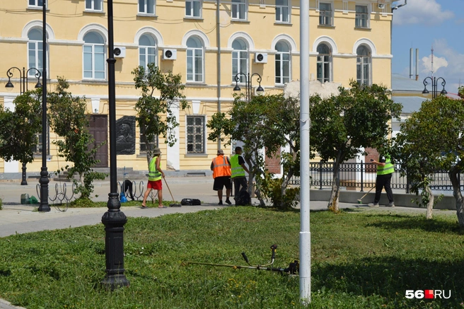 Коммунальщики косят траву на верхней набережной | Источник: Анастасия Баринова / 56.RU