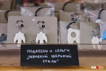Украшения Альфии и Марии есть в пермских сувенирных | Источник: Тимофей Калмаков / 59.RU
