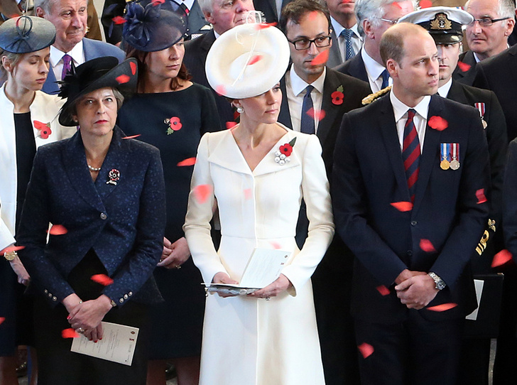 Зачем члены королевской семьи носят на груди красный мак